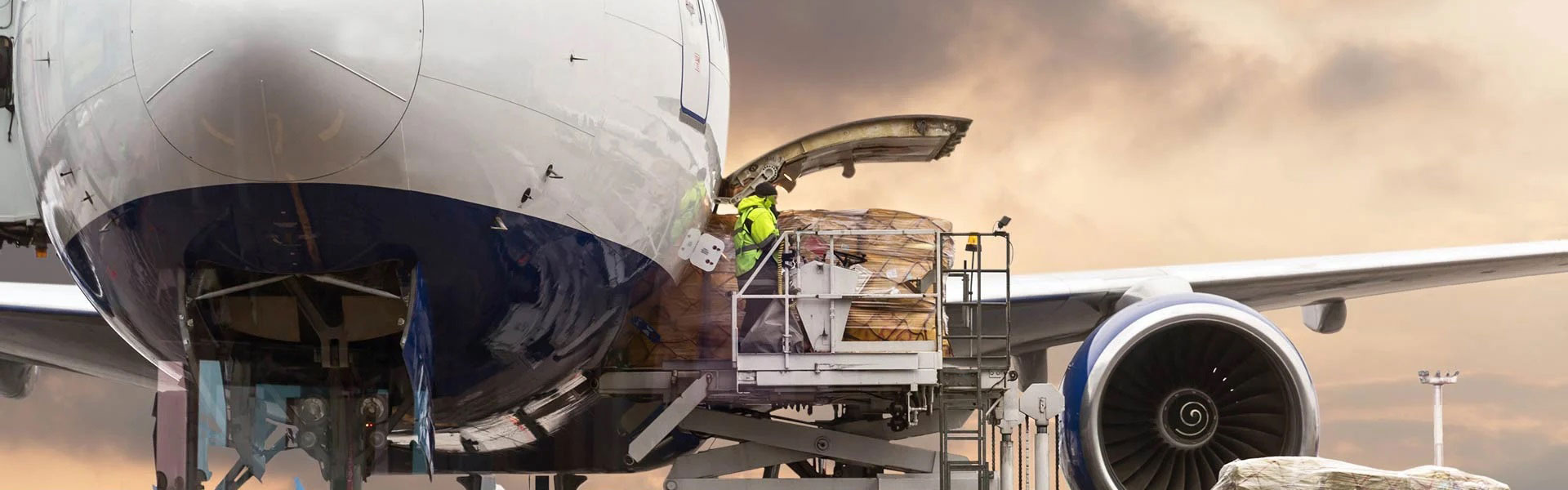 Air Freight Forwarding & Customs Clearance Services Air Freight Forwarding & Customs Clearance Services